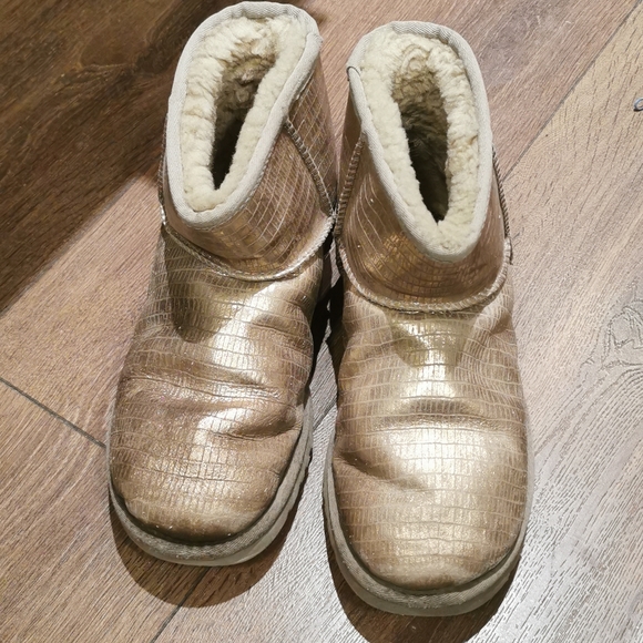golden croc patterned ugg - Picture 1 of 5